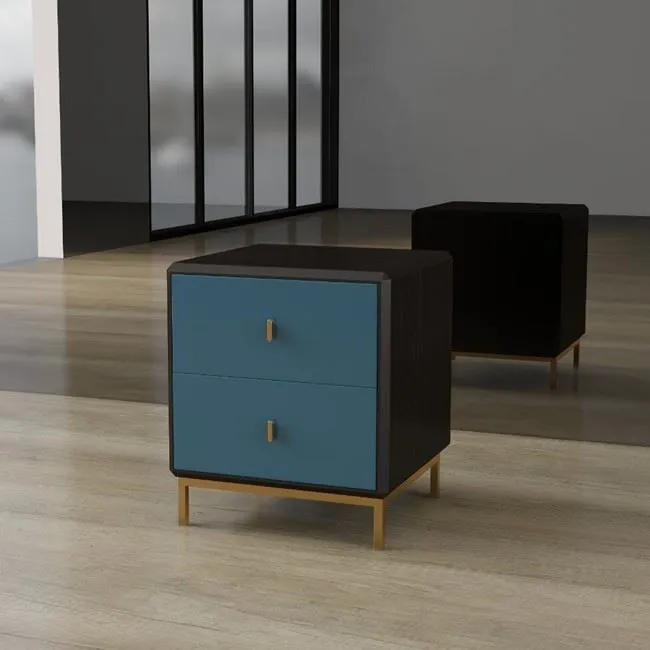 Anpassad nattduksbord med två lådor i målad svart och blå lack och mässingsben